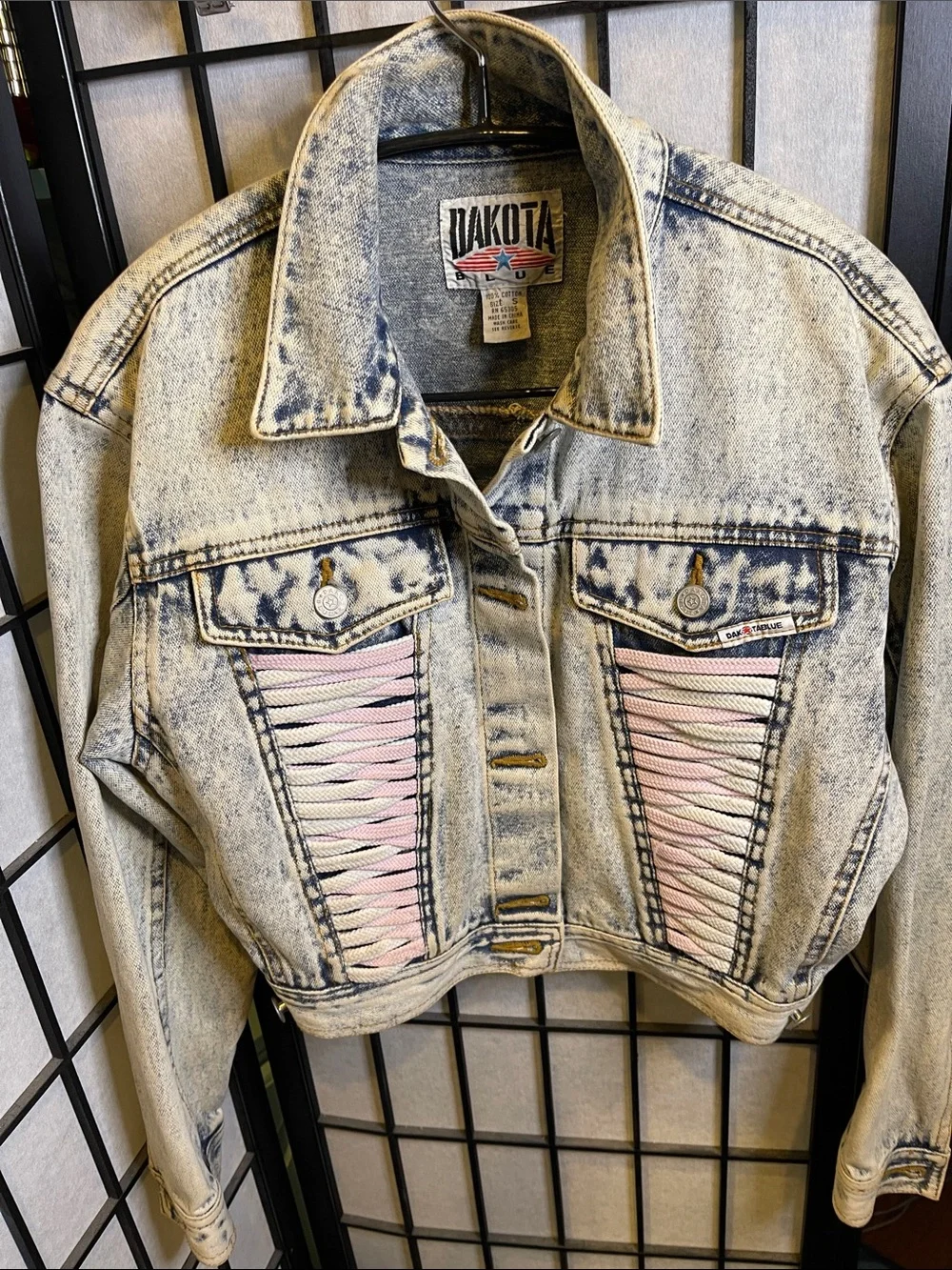 Dakota Blue   Standard vintage cropped acid-wash denim jacket.